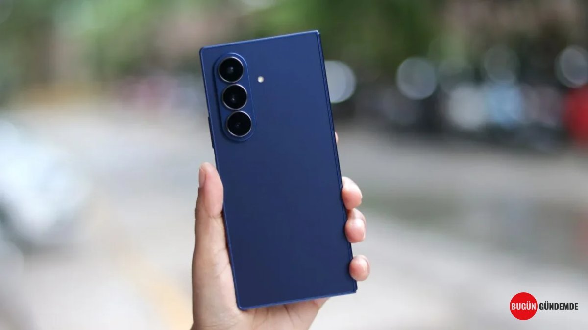 Samsung'un Yeni Gözdesi Z Fold 8 Ultra Piyasaya Çıkmadan EZİLDİ! Rakibini Gördünüz Mü? Kendi Teknolojisiyle Karşısında!