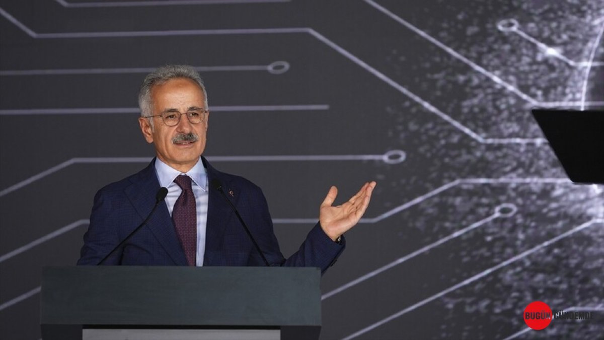 Türkiye'nin Dijital Geleceği İzmir'den Şekilleniyor: Vodafone Veri Merkezi Açıldı, Bakan Uraloğlu Stratejik Önemi Vurguladı!