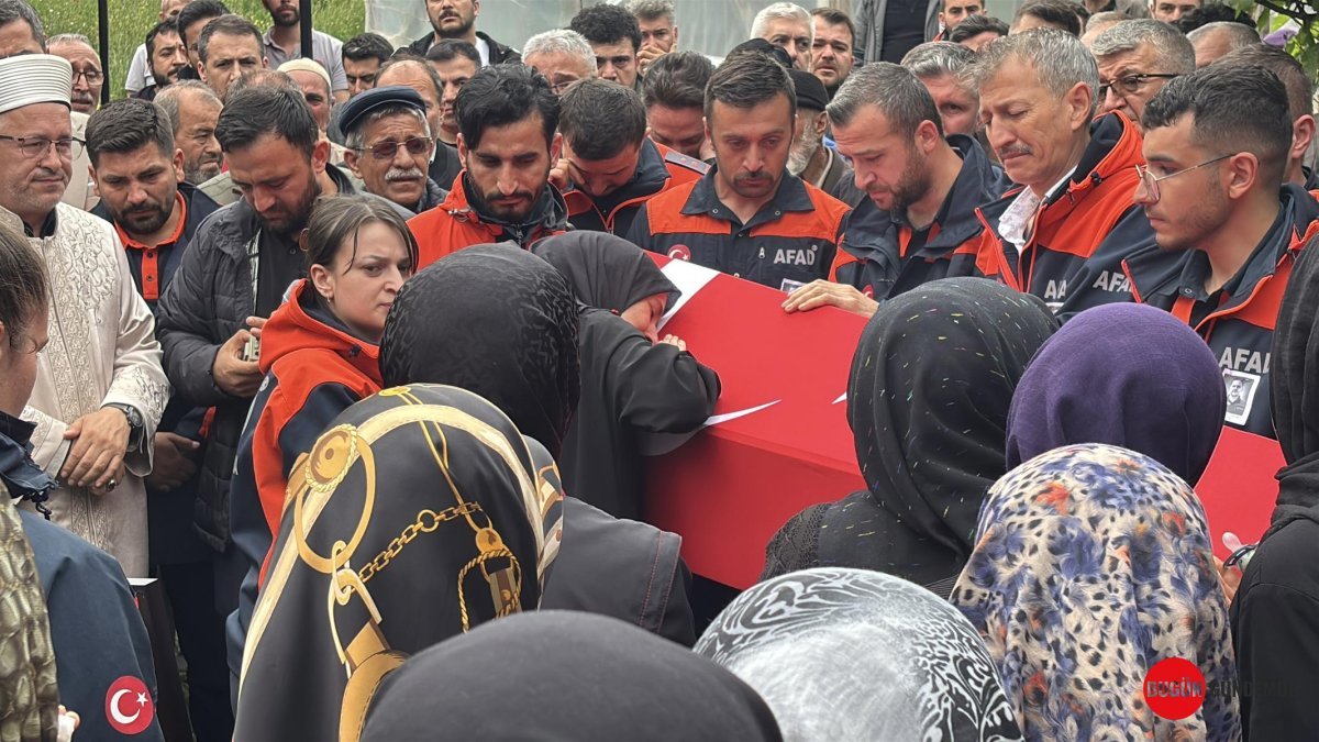 Baba'dan Evlat Acısına Dayanılmaz Vedâ: Kahraman AFAD Personelinin Tabutuna Sarılan Eşi Yüreklere Dokundu!