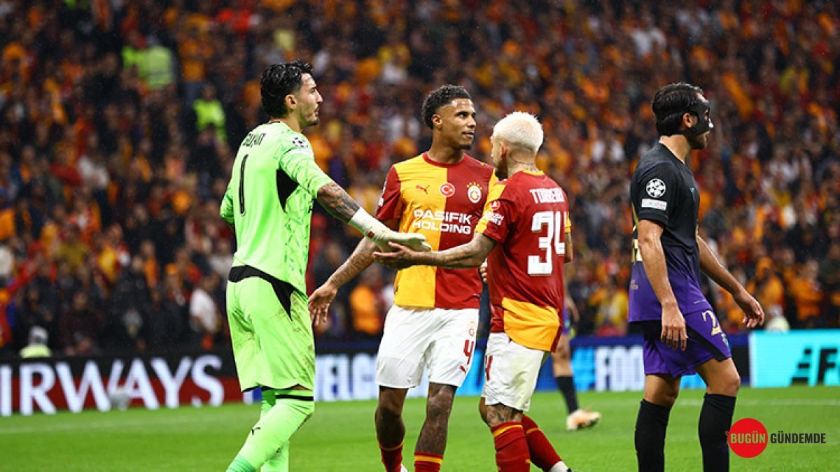 Galatasaray'da Şok Eden Gelişme! Yıldız Oyuncu Sahadan Böyle Ayrıldı...