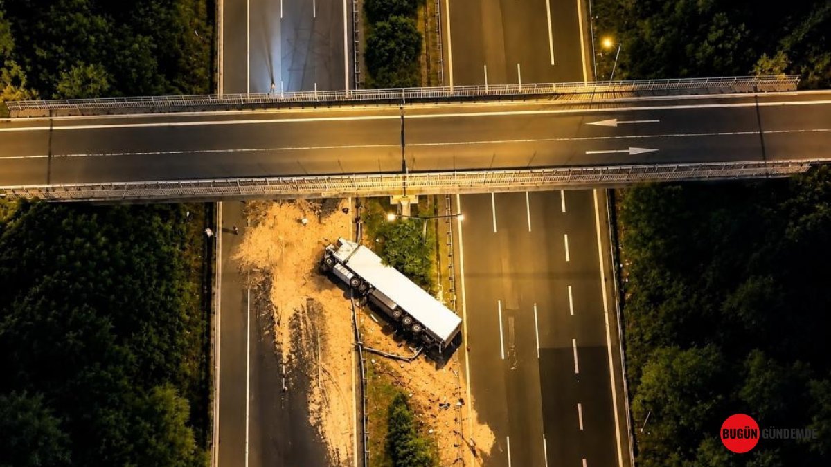 Anadolu Otoyolu Kimyasal Tehlikeyle Karşı Karşıya: Yüklü TIR Devrildi, Trafik Kilometrelerce Durdu!