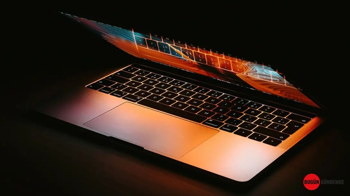 Apple'dan Devrim Niteliğinde Ekran Hamlesi: MacBook ve iPad'ler Göz Kamaştıran Renklerle Buluşuyor!