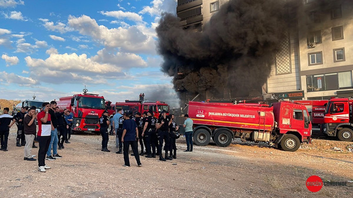 İnşaat Malzemeleri Deposu Alevlere Teslim Oldu: 6 Kişi Dumanlardan Etkilendi, Yüz Yüze Gelen Vatandaşlar Arasında Arbede Çıktı!