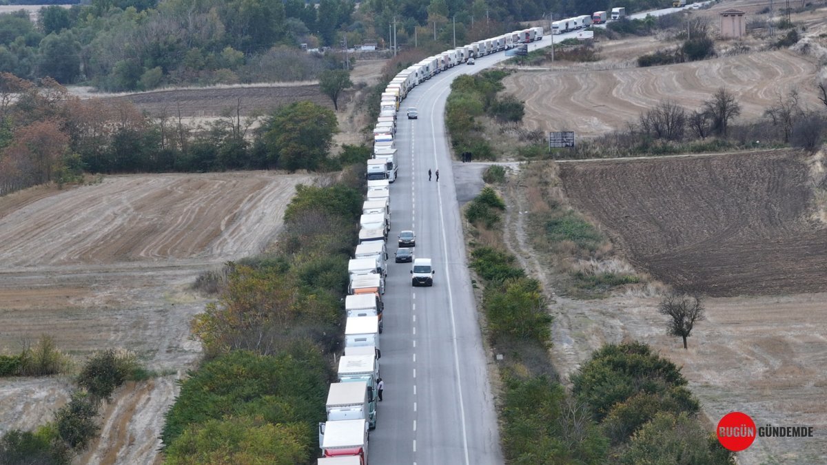 27 Km'lik Kâbus: Hamzabeyli Sınır Kapısı'nda TIR'lar Kilometrelerce Uzadı, Sürücüler Perişan!