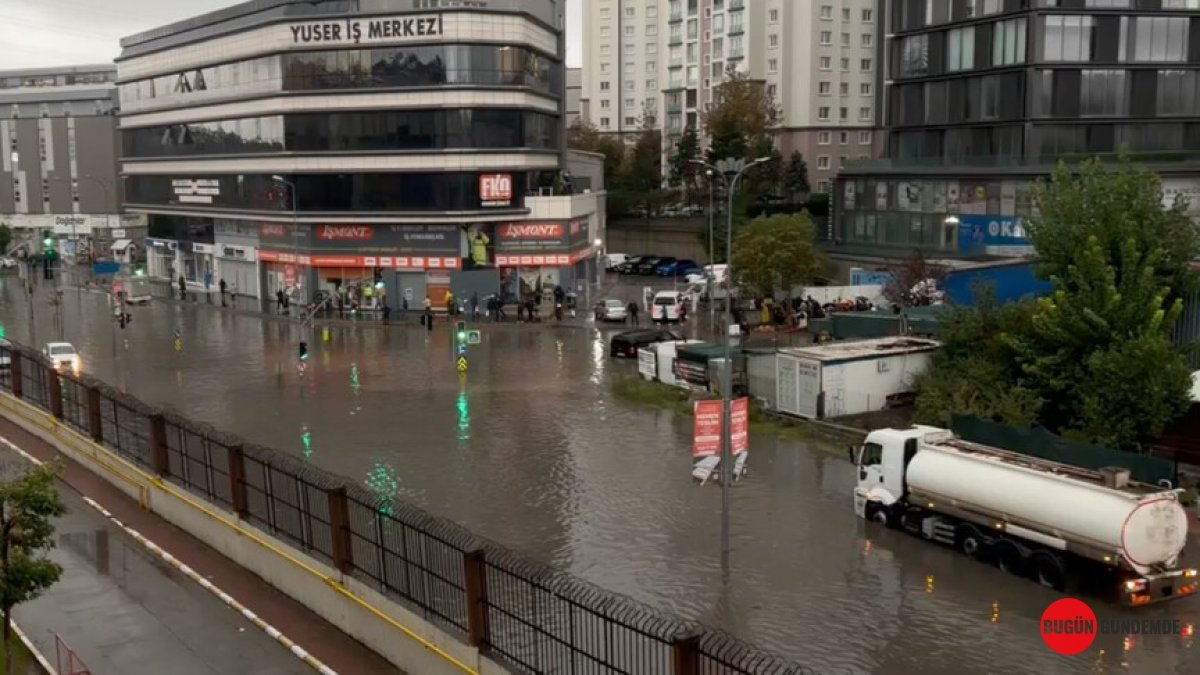 İstanbul'u Esir Alan Dehşet! Yağmur Değil, Sel Felaketi Yıkıma Yol Açtı! Kentte Hayat Durdu!