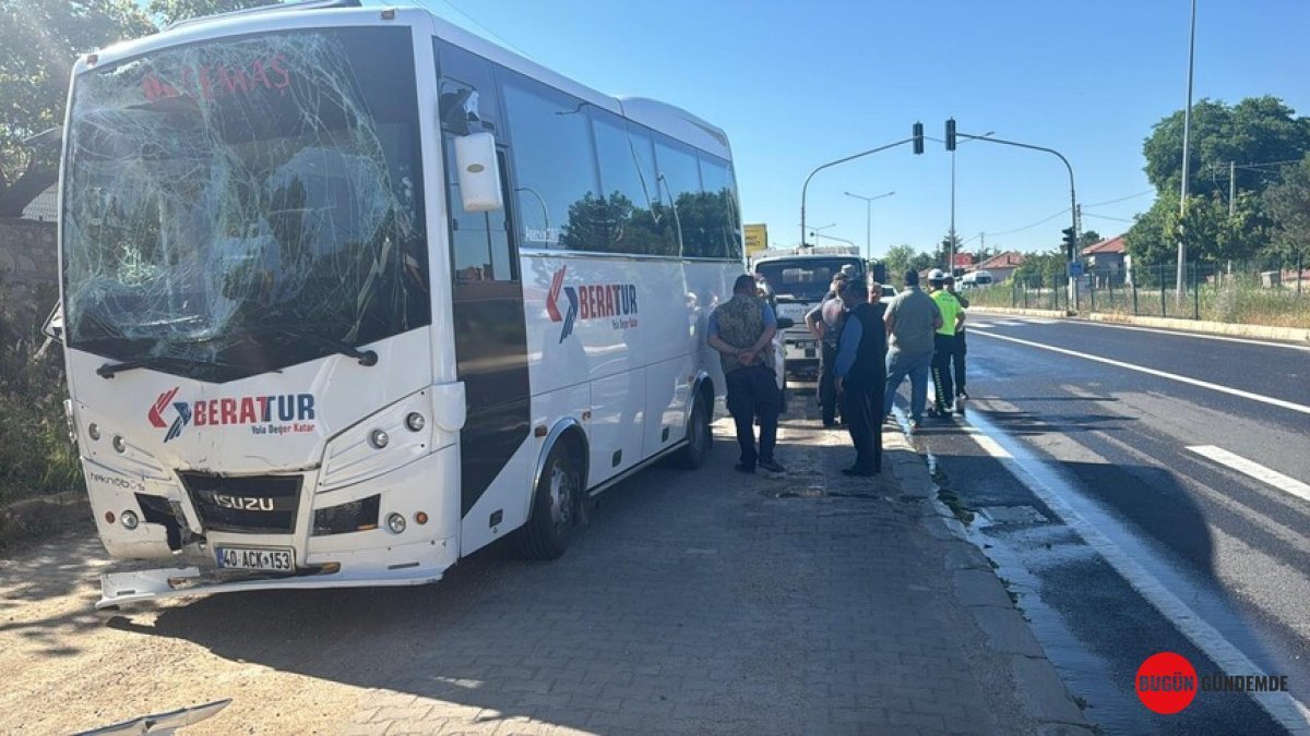 Kırşehir'de Kan Donduran Kaza: 2 İşçi Servisi Çarpıştı, 42 Kişi Yaralandı!