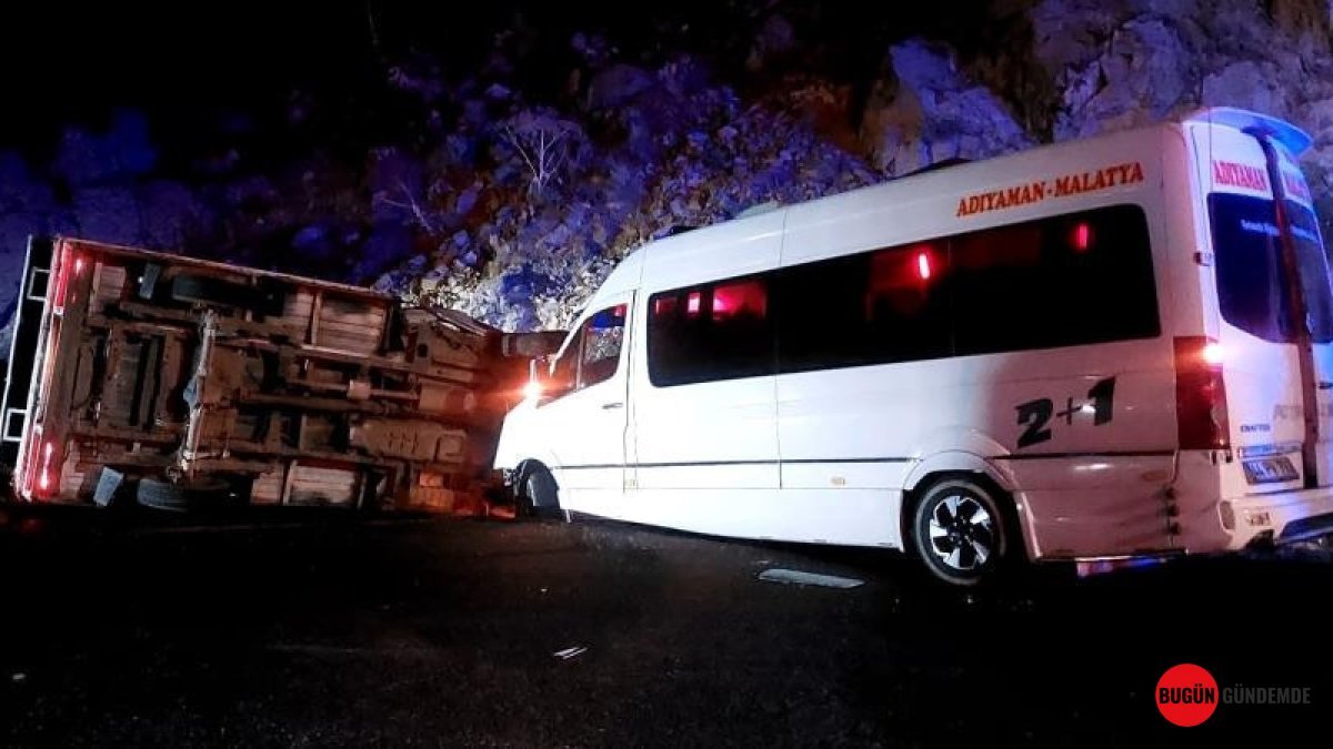 Karadeniz'de Facianın Eşiğinden Dönüldü: Minibüs ve Kamyonet Kafa Kafaya Çarpıştı, 23 Yaralı!