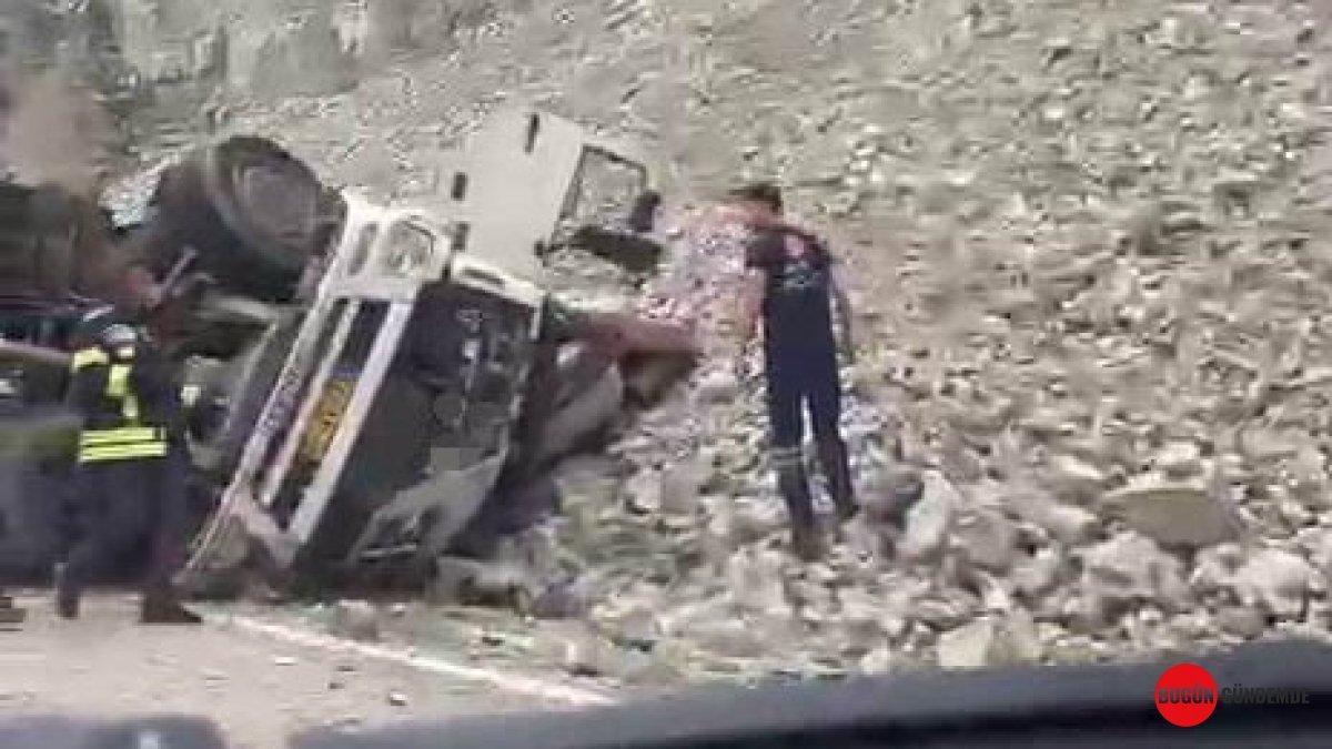 Erzurum'da Tüyler Ürperten Kaza: Freni Boşalan Tırdan Atlayan Sürücü Can Verdi, İki Kişi Yaralandı!